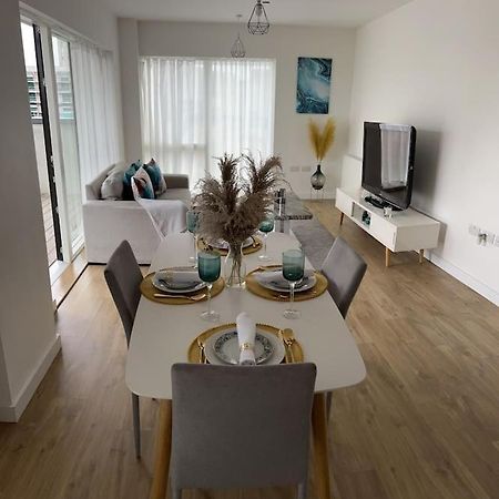Contemporary Urban Retreat, 2-Bedroom Haven By London City Airport Bagian luar foto