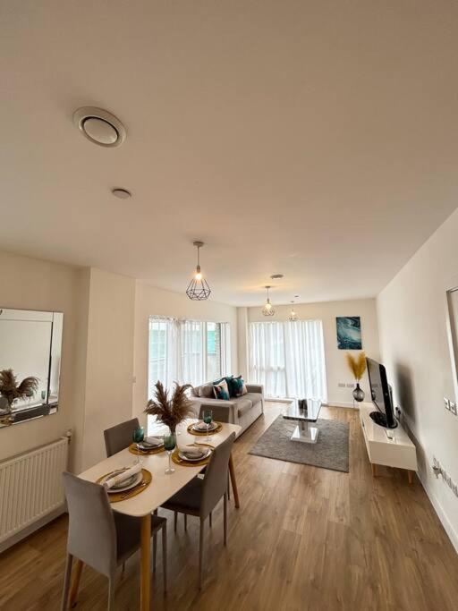 Contemporary Urban Retreat, 2-Bedroom Haven By London City Airport Bagian luar foto