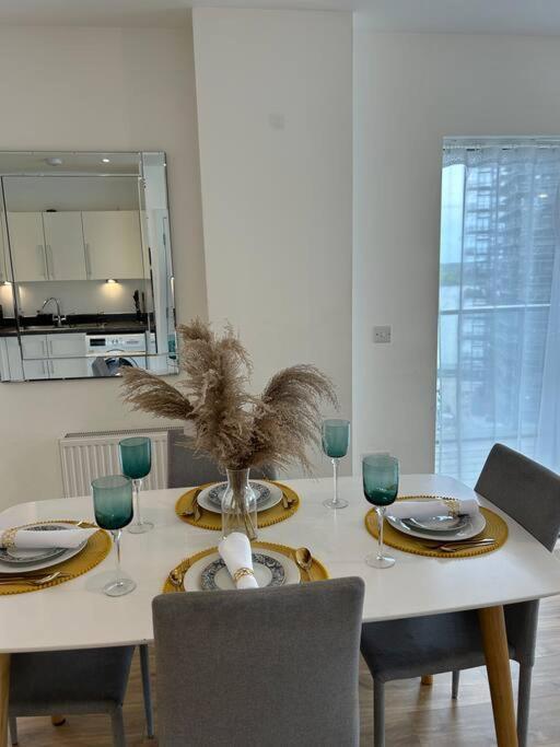 Contemporary Urban Retreat, 2-Bedroom Haven By London City Airport Bagian luar foto