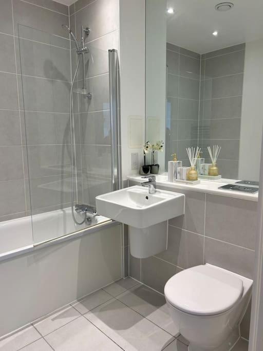 Contemporary Urban Retreat, 2-Bedroom Haven By London City Airport Bagian luar foto