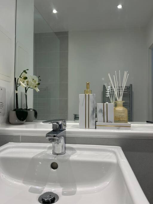 Contemporary Urban Retreat, 2-Bedroom Haven By London City Airport Bagian luar foto