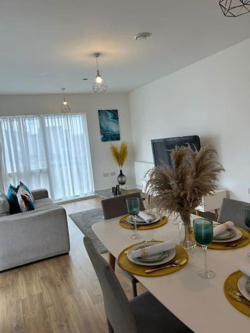 Contemporary Urban Retreat, 2-Bedroom Haven By London City Airport Bagian luar foto