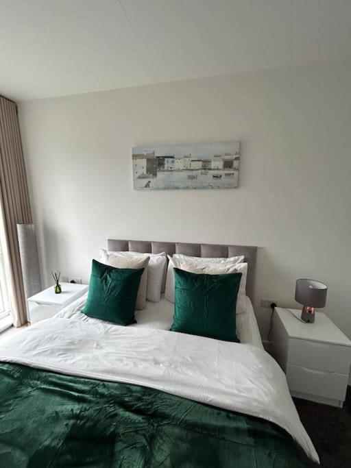 Contemporary Urban Retreat, 2-Bedroom Haven By London City Airport Bagian luar foto