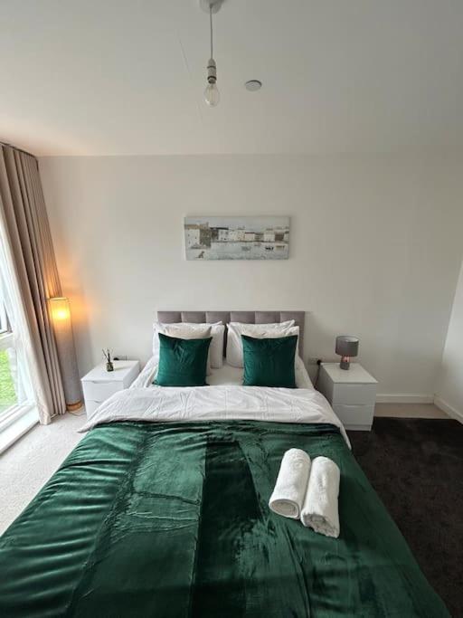 Contemporary Urban Retreat, 2-Bedroom Haven By London City Airport Bagian luar foto