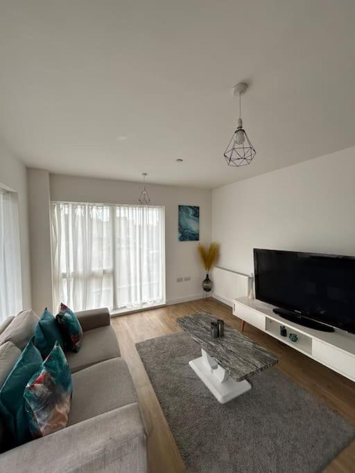 Contemporary Urban Retreat, 2-Bedroom Haven By London City Airport Bagian luar foto