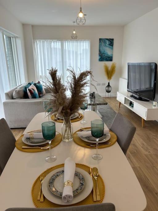 Contemporary Urban Retreat, 2-Bedroom Haven By London City Airport Bagian luar foto