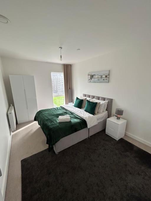 Contemporary Urban Retreat, 2-Bedroom Haven By London City Airport Bagian luar foto