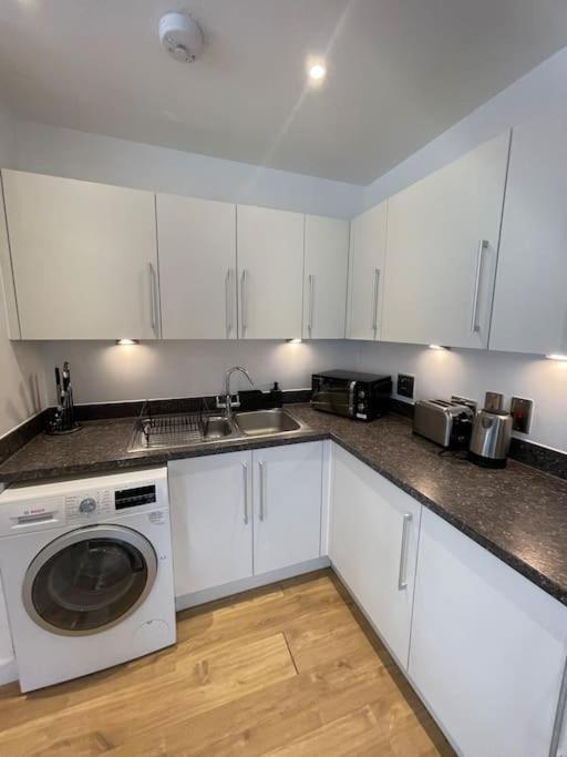 Contemporary Urban Retreat, 2-Bedroom Haven By London City Airport Bagian luar foto