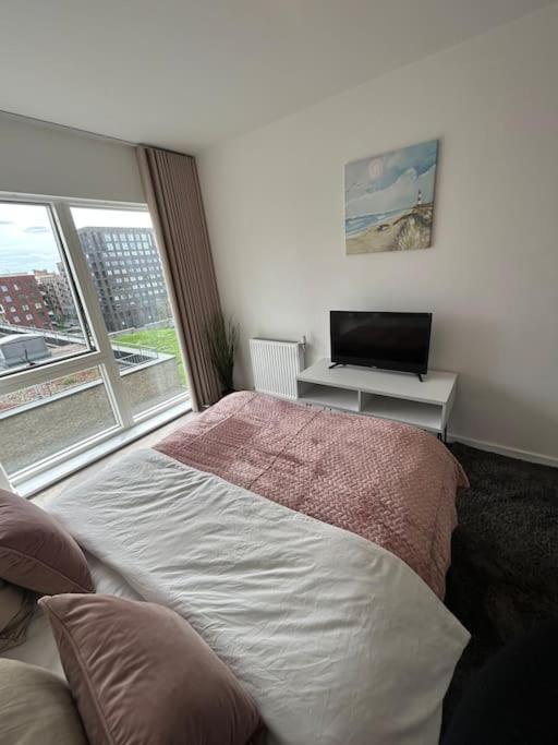 Contemporary Urban Retreat, 2-Bedroom Haven By London City Airport Bagian luar foto