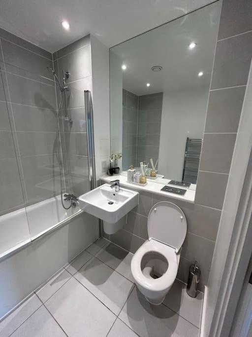 Contemporary Urban Retreat, 2-Bedroom Haven By London City Airport Bagian luar foto