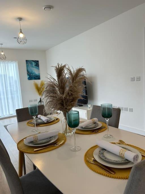 Contemporary Urban Retreat, 2-Bedroom Haven By London City Airport Bagian luar foto