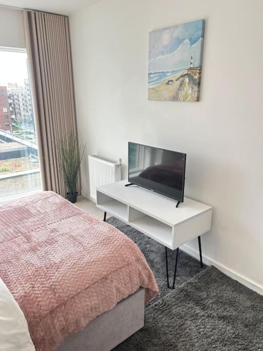 Contemporary Urban Retreat, 2-Bedroom Haven By London City Airport Bagian luar foto