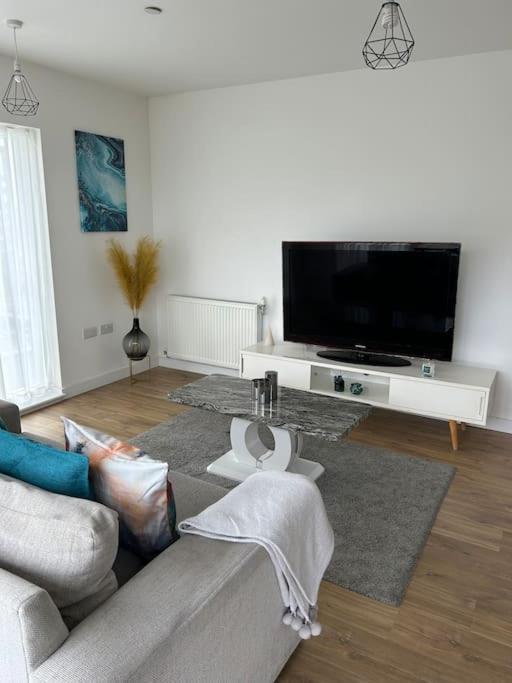 Contemporary Urban Retreat, 2-Bedroom Haven By London City Airport Bagian luar foto