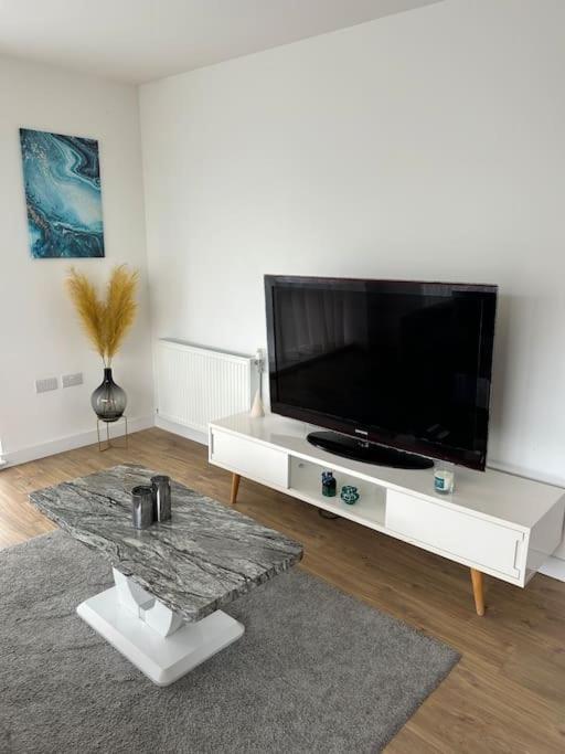 Contemporary Urban Retreat, 2-Bedroom Haven By London City Airport Bagian luar foto