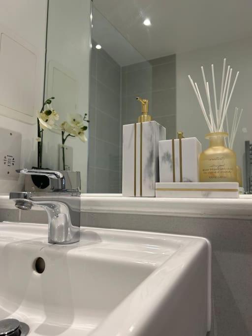 Contemporary Urban Retreat, 2-Bedroom Haven By London City Airport Bagian luar foto