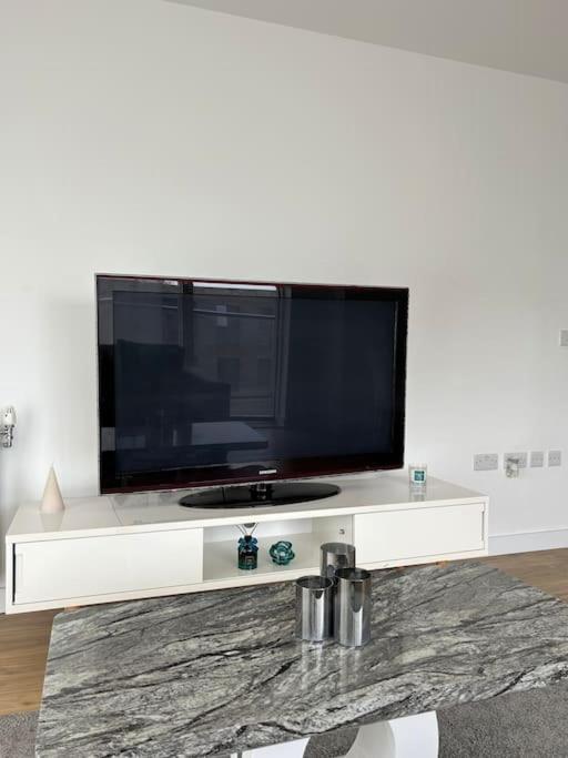 Contemporary Urban Retreat, 2-Bedroom Haven By London City Airport Bagian luar foto