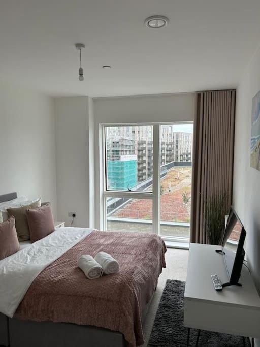Contemporary Urban Retreat, 2-Bedroom Haven By London City Airport Bagian luar foto