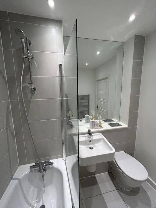 Contemporary Urban Retreat, 2-Bedroom Haven By London City Airport Bagian luar foto