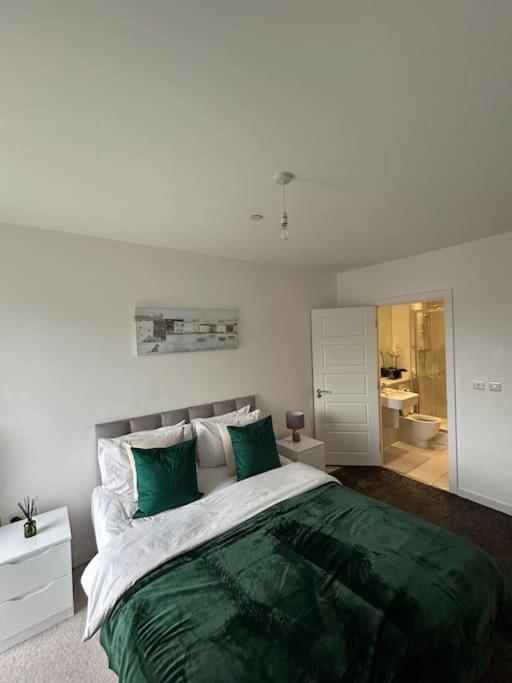 Contemporary Urban Retreat, 2-Bedroom Haven By London City Airport Bagian luar foto
