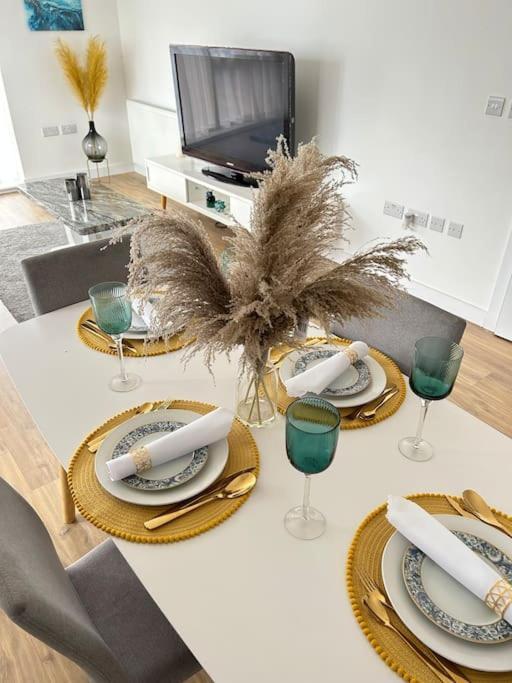 Contemporary Urban Retreat, 2-Bedroom Haven By London City Airport Bagian luar foto