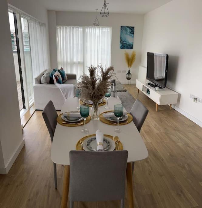 Contemporary Urban Retreat, 2-Bedroom Haven By London City Airport Bagian luar foto