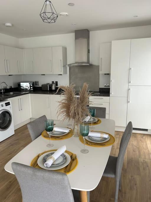 Contemporary Urban Retreat, 2-Bedroom Haven By London City Airport Bagian luar foto