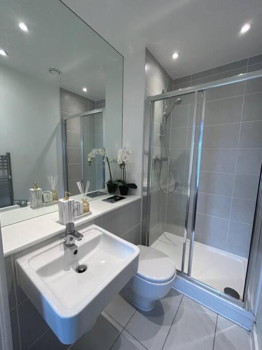 Contemporary Urban Retreat, 2-Bedroom Haven By London City Airport Bagian luar foto
